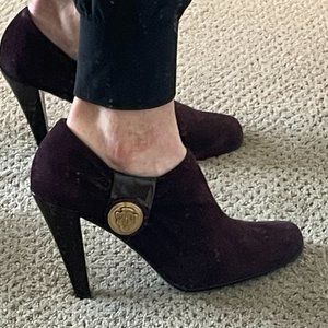 Gucci booties in purple suede. Size 9.